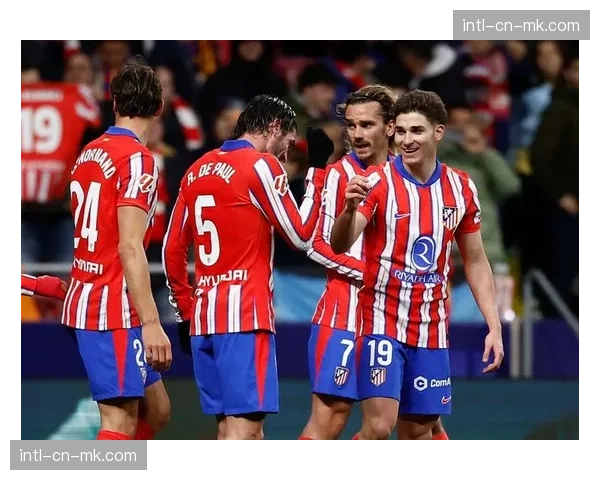 转播镜头捕捉:看台上马竞球迷展示巨型TIFO致敬西蒙尼 转播镜头捕捉:看台上马竞球迷展示巨型TIFO致敬西蒙尼