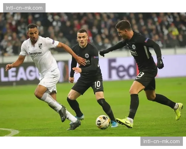 镜头回放：VAR介入判定斯特拉斯堡进球无效，因进攻发起时越位